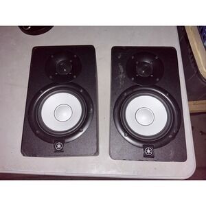 2 YAMAHA HS5 and 1 Yamaha Hs8s Speaker And‎ 2 on stage sms6000